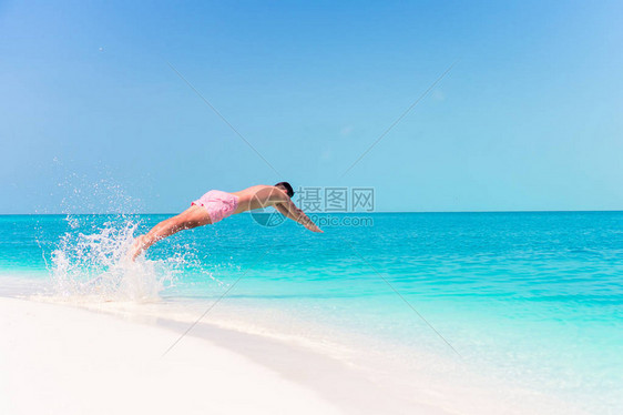 在清澈的热带碧绿海水中浮潜的年轻人图片
