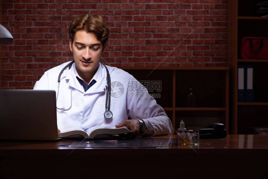 英俊的年轻医生在医院高清图片下载-正版图片505661099-摄图网
