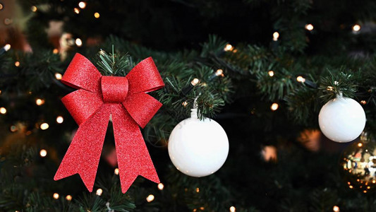 美丽多彩的圣诞装饰品圣诞树冬季和假图片