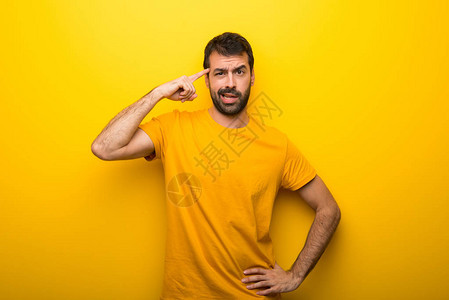 男人用孤立的黄色气制造疯狂的手势用手背景图片
