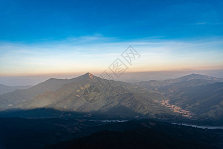 夕阳下的山与蓝天图片