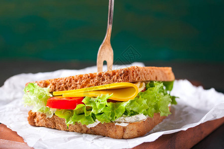 烤三明治加沙拉叶西红柿和奶酪图片
