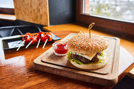 口水美味的汉堡用来在木图片