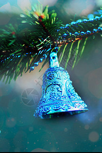 白雪皑的上挂着蓝色的铃铛圣诞装饰图片