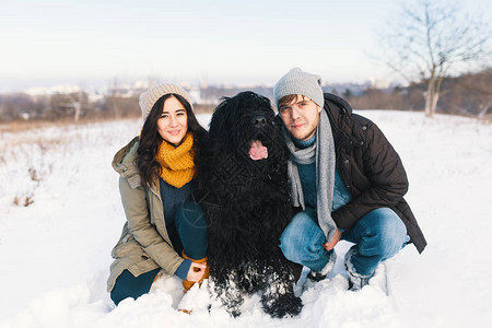 漂亮的男人和女人一边享受雪地图片