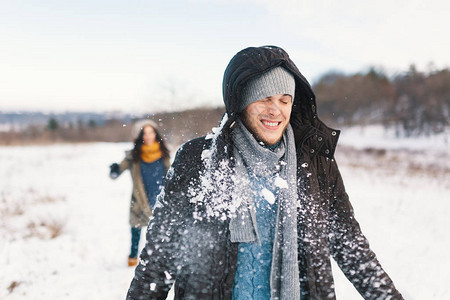 雪球大战冬季情侣在户外玩雪很开心年轻快乐的年图片