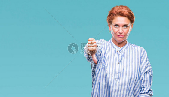与世隔绝的白人红发女演员身处孤立的背景显得不开心和愤怒却被拒之门外手图片