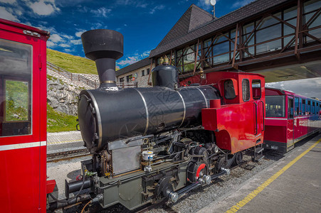 在上奥地利州萨尔茨堡附近的Schafbergspitze站等待的红色蒸汽图片