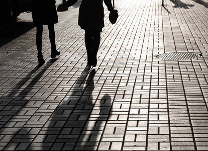 生活方式概念城市中的光与影人们在大城市的街道上行走并被背光照亮的