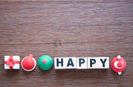 快乐的字词木字母块HAPPY与玩具圣诞装饰图片