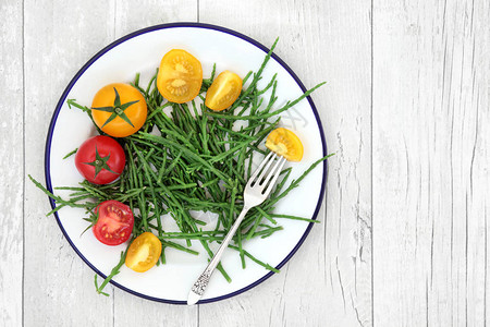 健康食品海菜与红色和黄色西红柿在金属板上图片