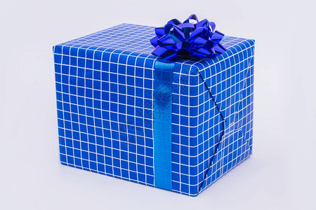 礼物盒用深蓝色包装纸包裹着蝴蝶结图片