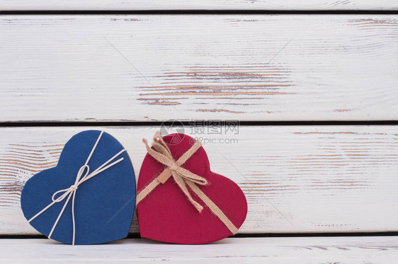 带有复制空间的心形礼盒木制背景上的情人节日礼物图片