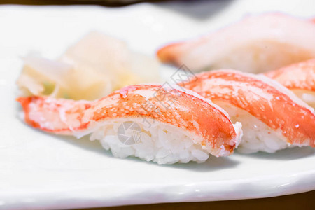 白盘上的蟹肉寿司背景图片