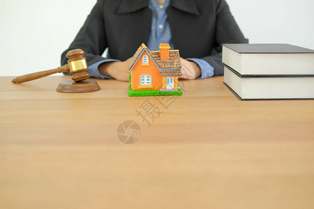 具有法律书籍法官木槌和房屋模型的商人律师购买出售图片