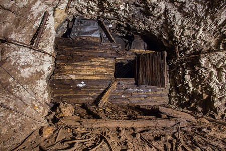 地下废弃的金铁矿石井隧图片