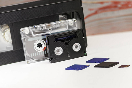 视频有大小用于录制视频的存储卡完美视频存储技术的概念在白色背景上没有图片