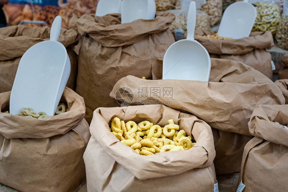 Taralli意大利普亚大区市场上典型的普利亚地区美食传图片