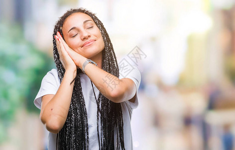 年轻的辫子头发非洲裔美国女孩在孤立的背景下睡觉累了做梦背景图片