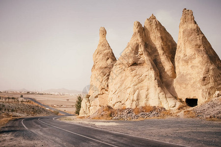 土耳其CapapadociaGoreme村干沙漠和峡谷景观的图片
