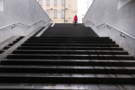 地铁楼梯KharkivUkrakia和一个穿红色大衣的图片