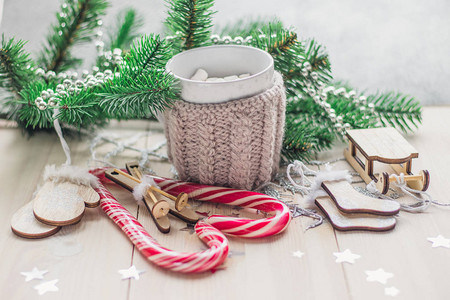白色木质背景上的圣诞老人雪橇手套帽子毛衣和袜子图片