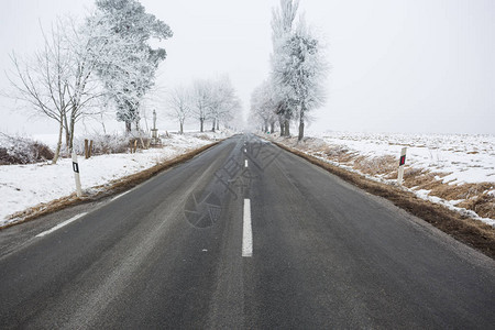 有多雪的风景的冬天路图片