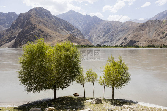 在Wakhan河谷与前方塔吉克斯坦和阿富汗接壤的Panj边河图片