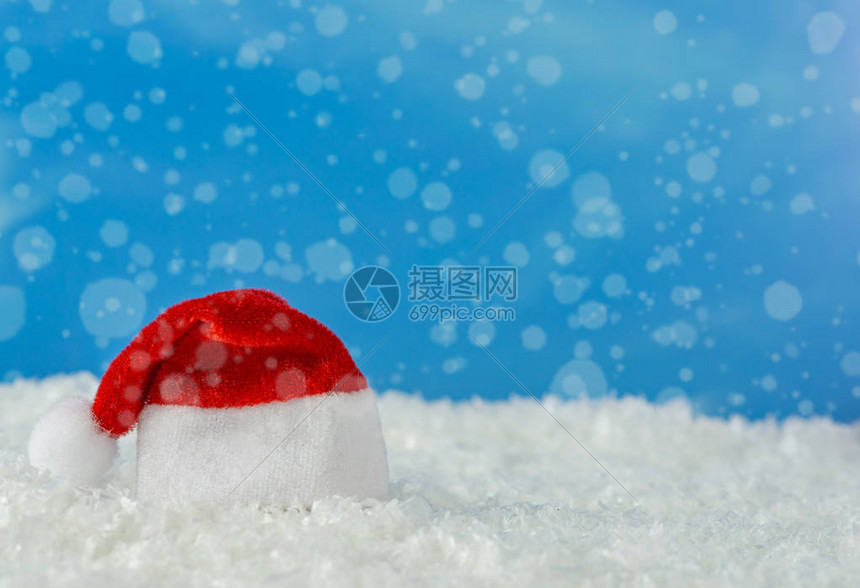 雪地里的圣诞老人帽子图片