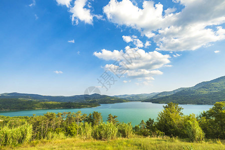 布托尼加湖景色在夏日阳光明媚的天气中图片