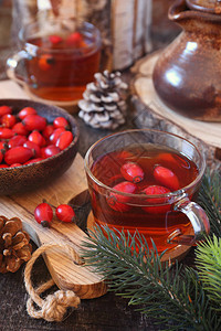 维生素热的冬季饮料玫瑰果茶和浆果图片