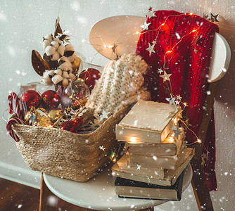 面放着一篮圣诞装饰品书籍和LED灯串冬天的心情图片