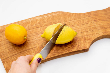 半个黄柠檬在木切刀板上用模糊图片