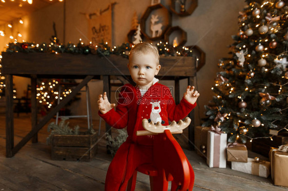 漂亮的小宝穿着新年的红色毛绒时尚衣服图片