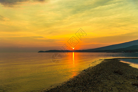 傍晚夕阳的天空湖水与日落反射图片