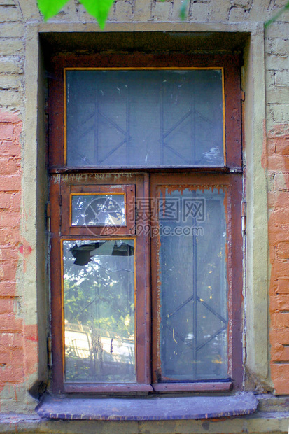 一个老房子的老窗口图片