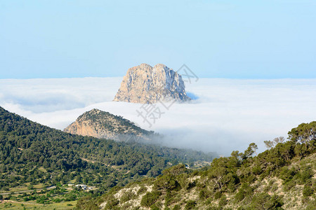 山峰有天秋清晨在西班牙伊比萨巴利阿里群岛圣约瑟普德萨塔拉亚图片