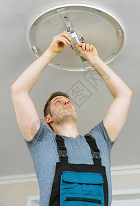 男电工在家安装LED灯图片
