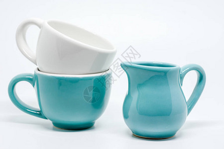 两个陶瓷杯和白背景的投放器用于安眠图片