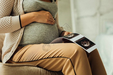 计划生育计划孕妇肚子和有超声波结果的图片