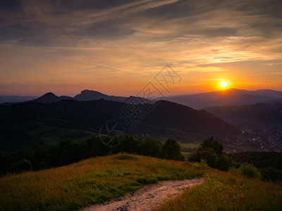 高尔采山鲁班山的落日余晖左侧的帕莱尼卡山和TrzyKorony地块山谷中的Szczawnica镇从波兰皮尼的图片