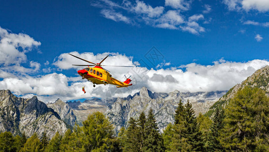 山中直升机救援图片