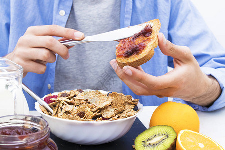 手拿果酱吐司和自助早餐健康饮食图片