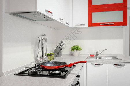 公寓中的现代红白色厨房背景图片