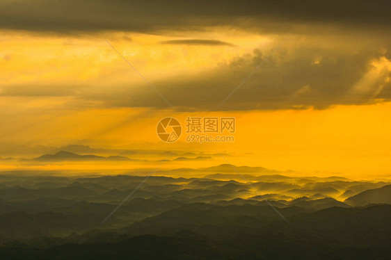 太阳在新的一天早晨升起山上的美妙景观日出图片