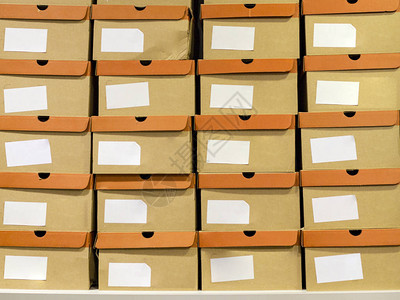 鞋盒站在鞋店的架子上配送仓库货架上的纸板箱鞋子配送或发货仓库图片