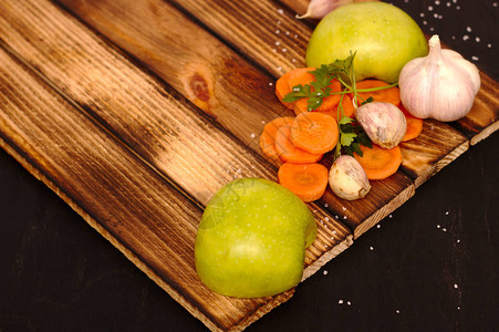木板上的苹果和蔬菜图片