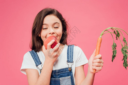 吃着孩子的红苹果抓着被粉红色图片