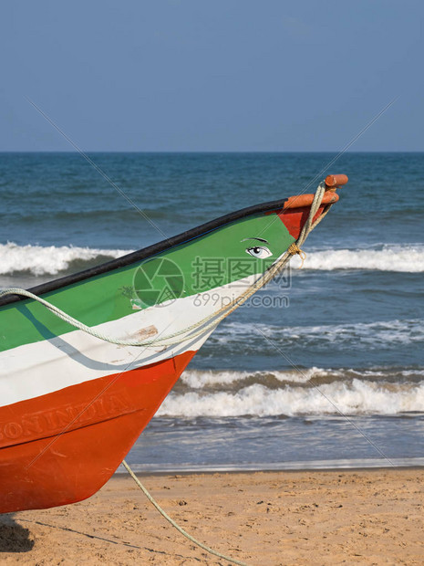 部分当地捕鱼船队滞留在印度泰米尔纳德邦Mamallapuram的海滩上孟加拉湾近海渔业的主要渔获物图片