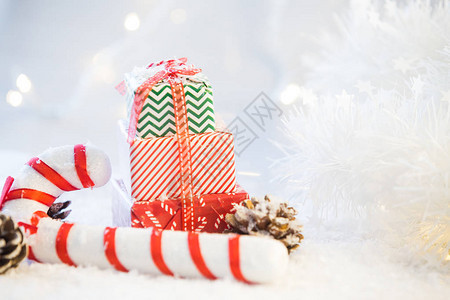 与礼物和雪的圣诞节背景图片